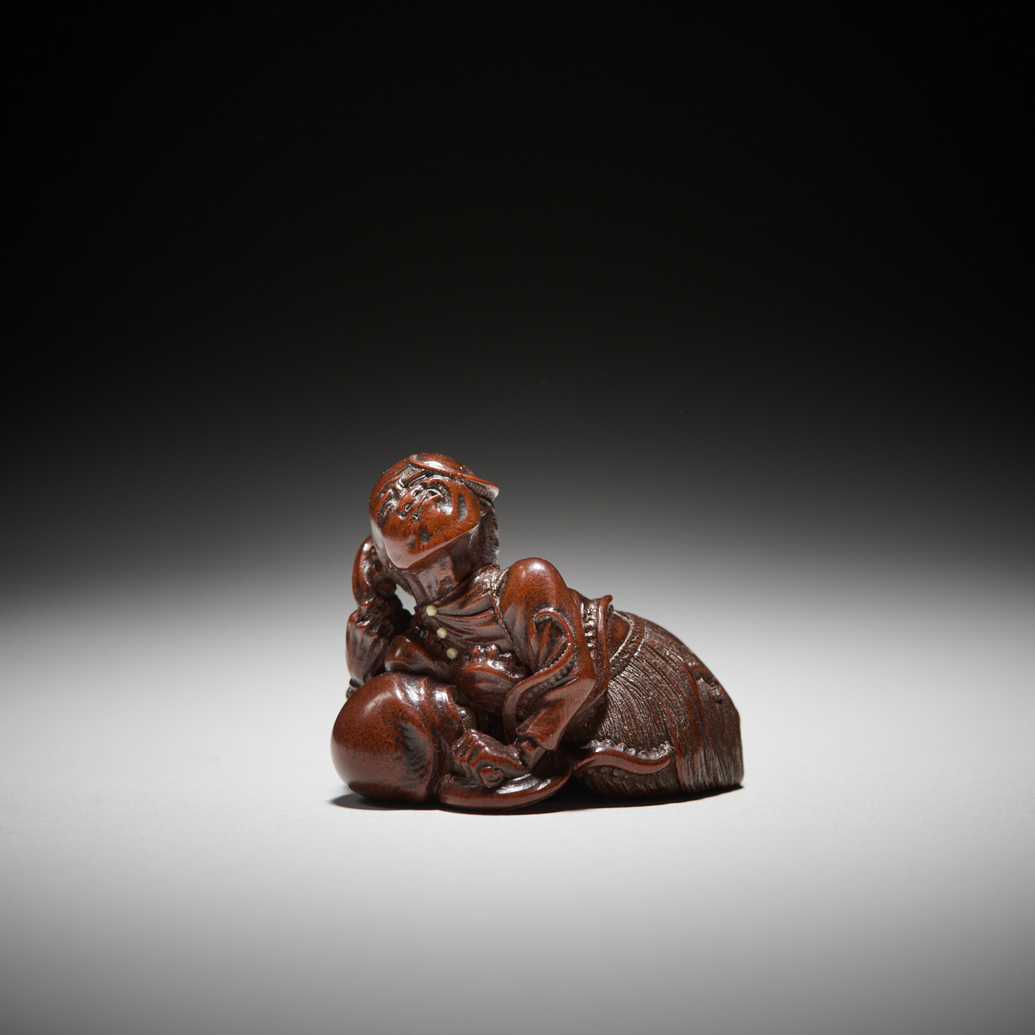 Mr5089 dark boxwood netsuke of a fisherman and octopus by ittan 1